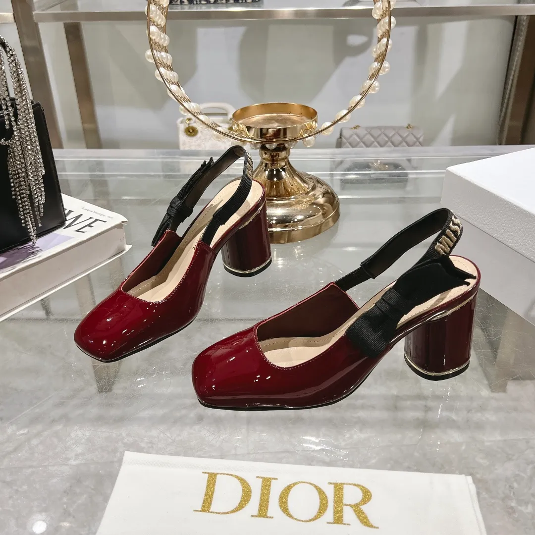 👟👟Ex-factory price 540👟👟Dior 2025 early spring new style Rhodes series women's sandals with special-shaped heel and empty back. Stars' same letter logo with electric embroidery process ➕Hardware buckle high-heeled women's shoes. The outside is decorated with butterflies 🦋knots for decoration, which makes the whole pair of shoes beautiful. 🌟Original development of top-end high-end version Material: imported patent leather upper, water-dyed sheepskin lining, foot pads + Italian leather outsole Heel height: 4cm 7.5cm Size: 35-41 standard code (40.41 customization is not returnable)